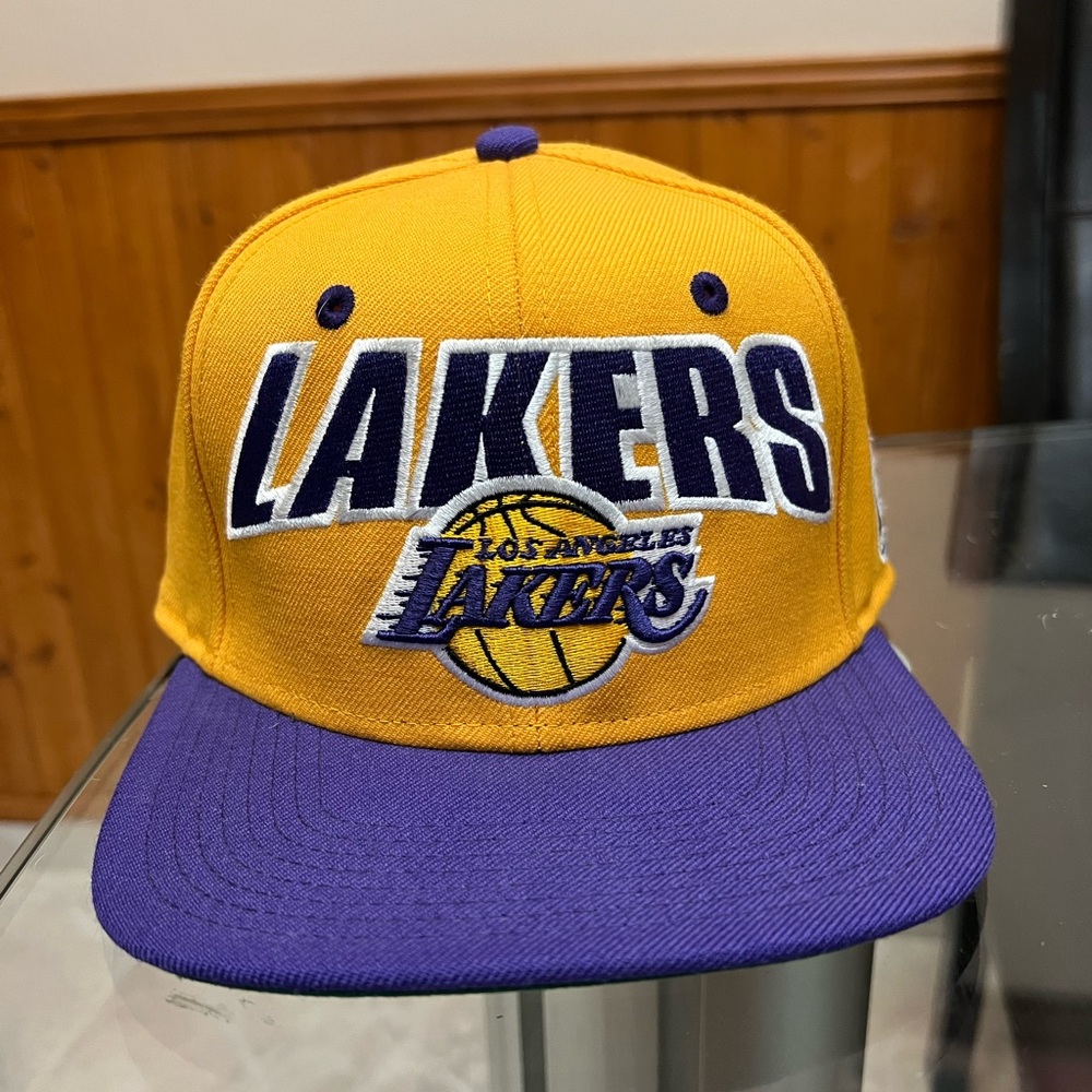 Mitchell and Ness NBA Lakers Snapback. Yellow and purple, 58 cm. Never worn.